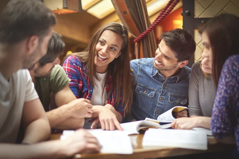 Un groupe de jeunes échange autour de livres et de notes